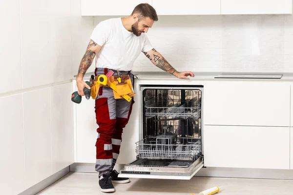 Craftsman Repairs Broken Dishwasher — Stock Fotó