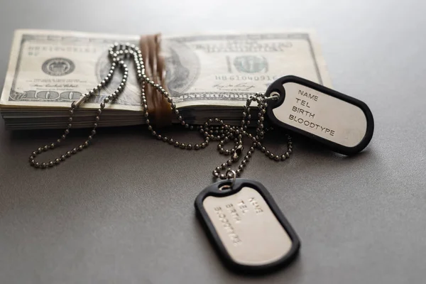 Армейский Медальон Опирается Стодолларовую Купюру Концепция Выплата Военным Наемником Стоимость — стоковое фото