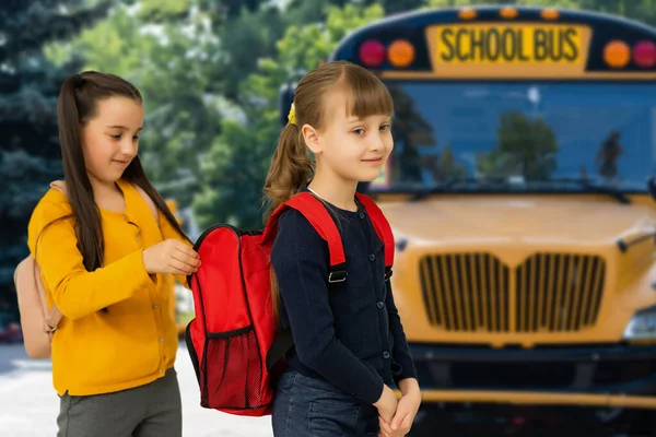 Little Kids Schoolchildren Pupils Students School Bus Welcome Back School — 图库照片