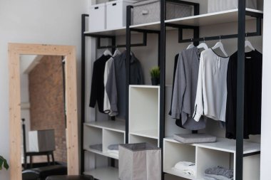 Açık dolap yatak odasında asılı gençlik bezler.