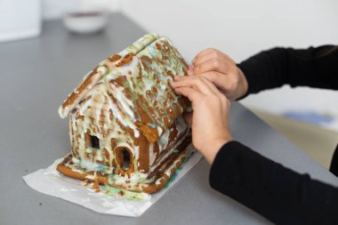 Genç bir kız zencefilli kurabiye yiyor..