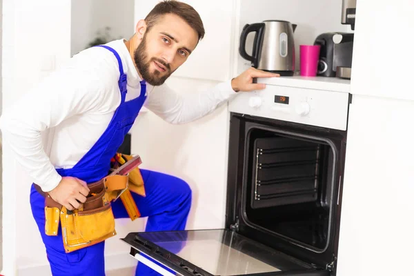 Mann Repariert Haushaltsbackofen Küche — Stockfoto