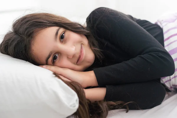 Young Teenage Girl Lying Bed Relaxing — Fotografia de Stock