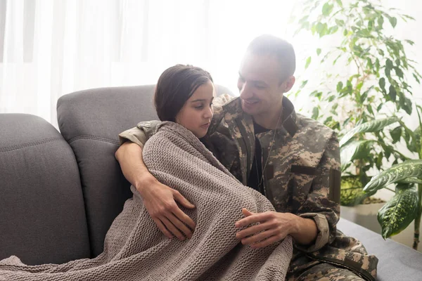 Pretty Little Girl Hugging Her Military Father — Φωτογραφία Αρχείου