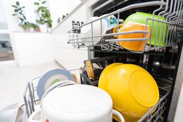 Открытая Посудомоечная Машина Чистой Посудой Белой Кухне — стоковое фото