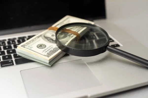 Ampliação Vidro Notas Dólar Laptop Busca Renda Financeira Internet — Fotografia de Stock