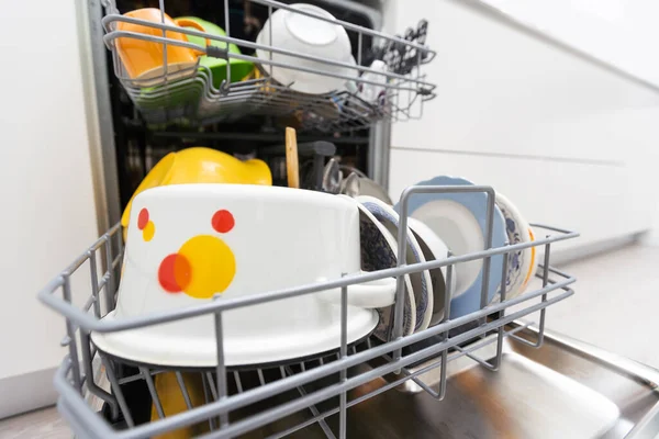 Посудомоечная Машина Крупным Планом Мытой Посудой Простая Использовании Экономия Воды — стоковое фото