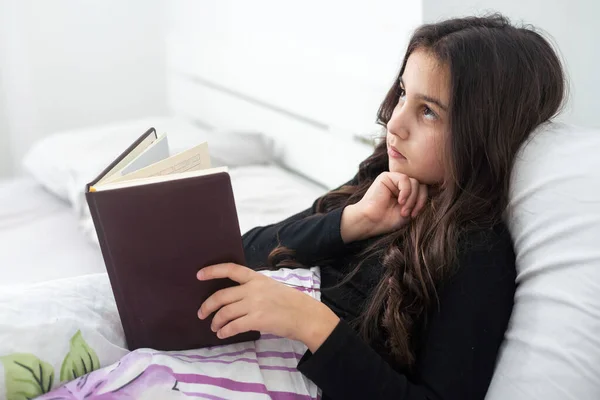 Tiener Meisje Met Een Boek Bed — Stockfoto
