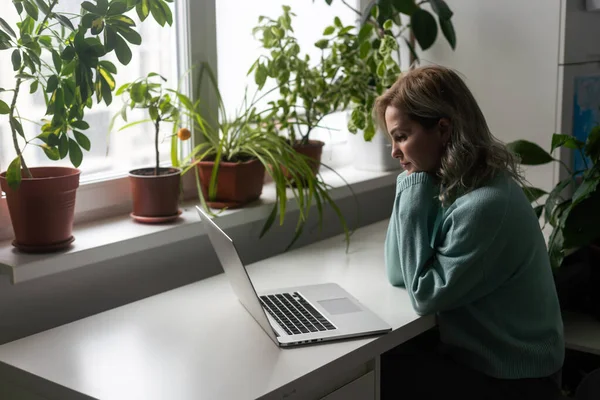 Woman Sitting Armchair Putting Your Feet Windowsill Works Laptop Home — Foto de Stock