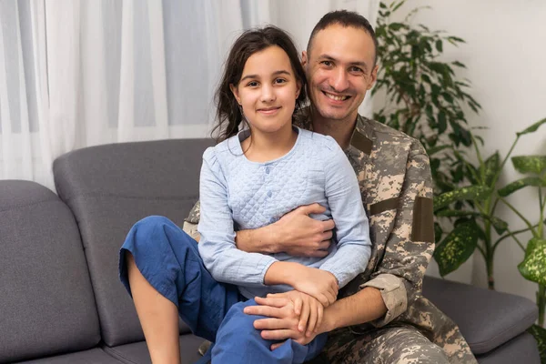 Pai Militar Abraçando Sua Filha — Fotografia de Stock