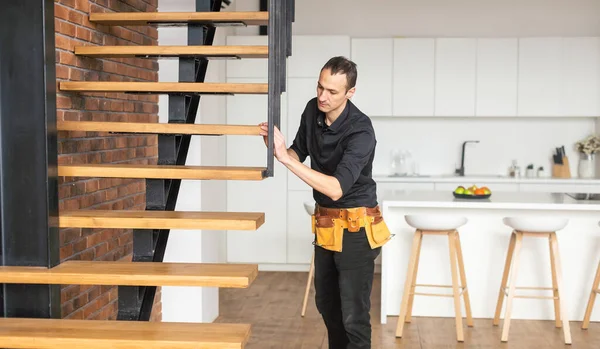 Worker Repairing Stairs — Stockfoto