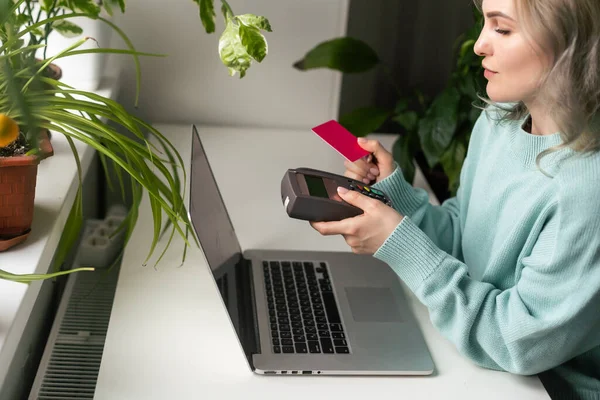 Jovem Segurando Cartão Crédito Usando Computador Portátil Empresária Empresária Que — Fotografia de Stock