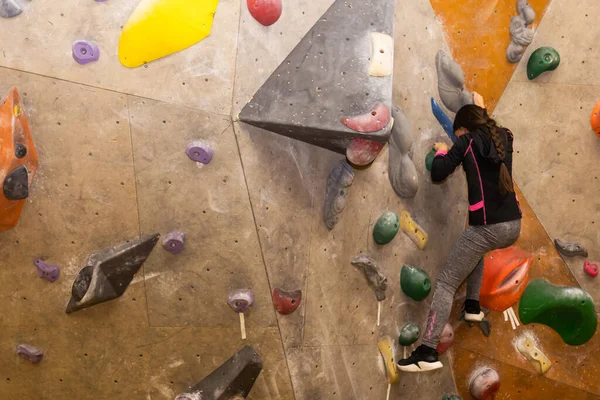 Youngsters Effort Climbing Wall Reach Top — Fotografia de Stock