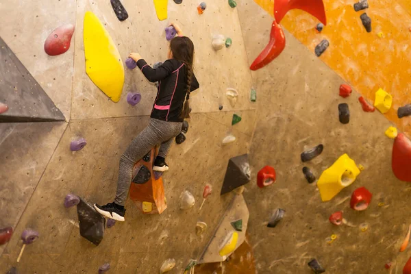 Kleines Mädchen Klettert Künstlicher Wand Turnhalle Bouldern — Stockfoto