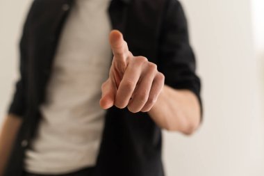 İş adamı Bokeh 'te hayali bir düğmeye basıyor