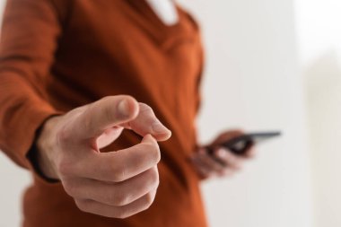 Portre erkek el işaret. Beyaz arka plan üzerinde izole