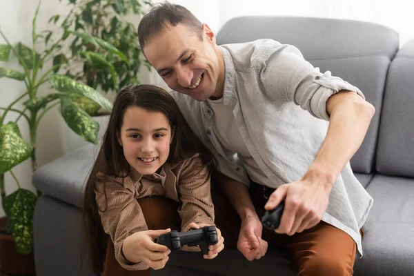 Concepto Familia Juegos Entretenimiento Padre Feliz Hija Pequeña Con Gamepads — Foto de Stock