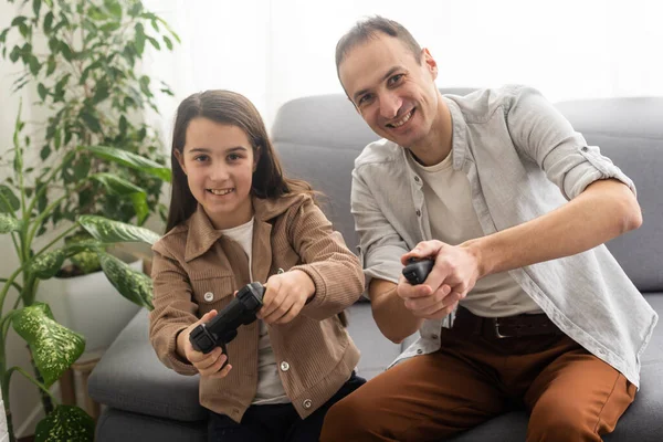 Conceito Família Jogos Entretenimento Pai Feliz Filha Pequena Com Gamepads — Fotografia de Stock
