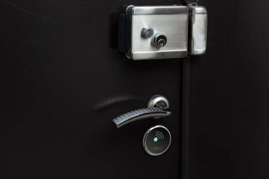 Kapı kolu iç. Topuz yakın çekim öğeleri. Açık ve kapalı hafif ahşap kapı iç modern tarzda. Kapı kolu, bağlantı parçaları, iç tasarım için. Ev daire iç.