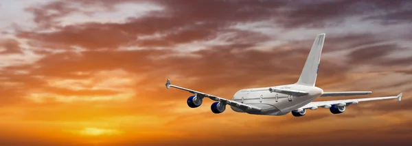Fehér Utas Repülőgép Repül Égen Elképesztő Felhők Háttérben Utazás Légi — Stock Fotó
