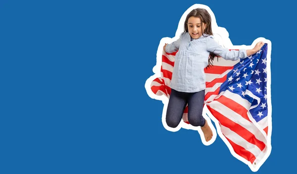 Mavi Arka Planda Amerikan Bayrağı Olan Çocuk — Stok fotoğraf