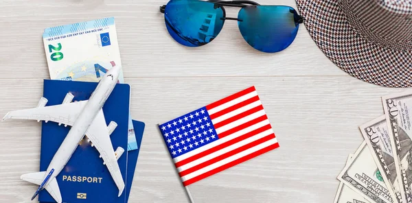 美国国旗 带有护照和木制背景的玩具飞机 飞行旅行概念 — 图库照片