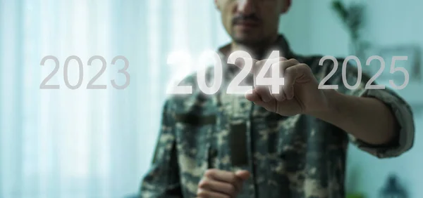 Чоловік Торкається Віртуального Екрану 2024 Концепція Нового Року Бізнесу Ласкаво — стокове фото