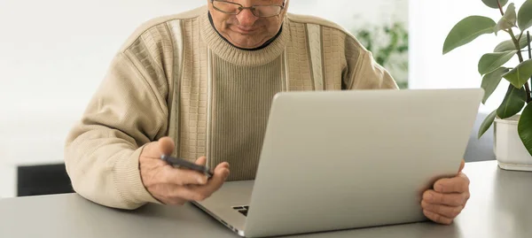 Uomo Anziano Con Occhiali Collegati Con Computer Portatile Casa — Foto Stock