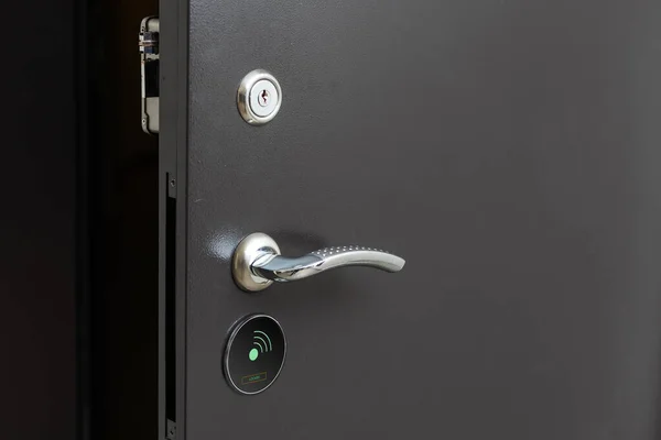 Kapıyı Açmak Için Krom Metal Saplı Modern Beyaz Kapı Çekimin — Stok fotoğraf