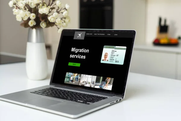 Laptop Met Migratieservice Online Voor Buitenlandse Banen Onderwijs Emigratie Naar — Stockfoto