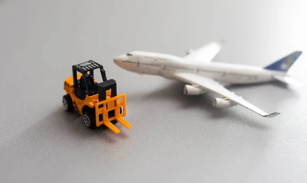 おもちゃの掘削機と飛行機 産業概念 — ストック写真