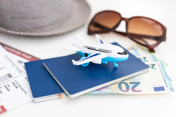 Passaporte Chapéu Óculos Sol Avião Brinquedo Fundo — Fotografia de Stock
