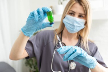 Biyolojik tehlike. Çin koronavirüsü salgını. Koruyucu maskeli bir kadın şırınga ve aşı taşıyor. Aşı gribi, koronavirüs, ebola, tüberküloz