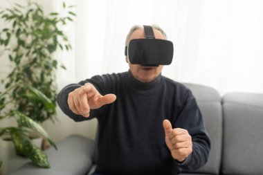 teknoloji, artar gerçeklik, oyun, eğlence ve insanlar kavramı - komuta sizde sanal kulaklık veya evde video oyunu oynarken 3d gözlük ile