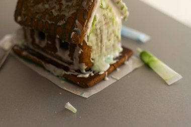 El yapımı Noel kurabiyesi evi. Tatil için hazırlanmış lezzetli kurabiyeler.