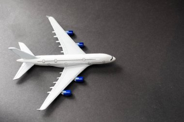 Model uçak, arka planda uçak