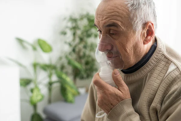 Elderly Senior Man Nursing Care Wear Oxygen Inhaler Device Helping — Stockfoto