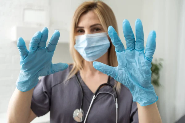 ニトリルブルーの手袋の女性医師の手は指を見る — ストック写真