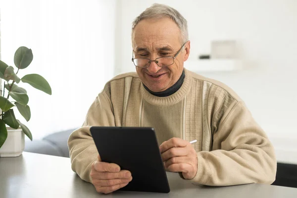 Girato Uomo Anziano Che Usa Suo Computer Portatile Mentre Rilassa — Foto Stock