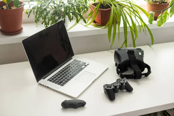 現代の技術 オフィスの机の上とラップトップとコンピュータの近くに置くVrヘッドセットのクローズアップ — ストック写真