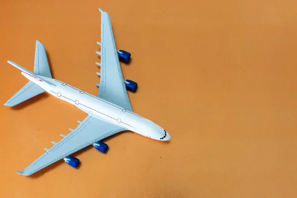 Mały Biały Samolot Pomarańczowym Tle — Zdjęcie stockowe