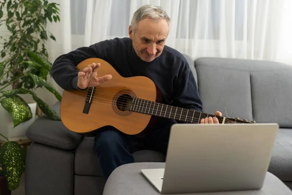 Elderly Man Learns Play Guitar Laptop — Stok fotoğraf