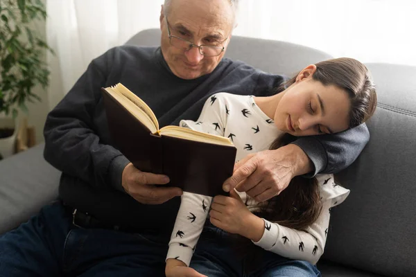Lycklig Liten Flicka Med Farfar Läser Sagobok Hemma — Stockfoto