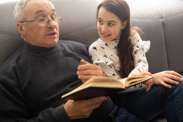 할아버지와 손녀가 소파에 껴안고 — 스톡 사진
