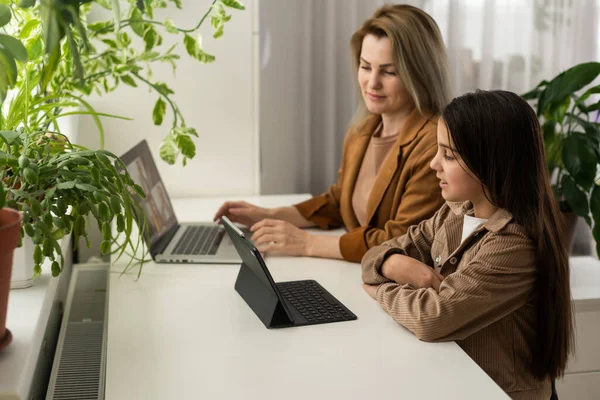 Mãe Filha Assistindo Laptop Casa Filha Ajudar Mãe Mãe Filha — Fotografia de Stock
