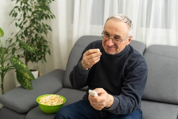 Ritratto Anziano Che Guarda Con Popcorn Telecomando — Foto Stock