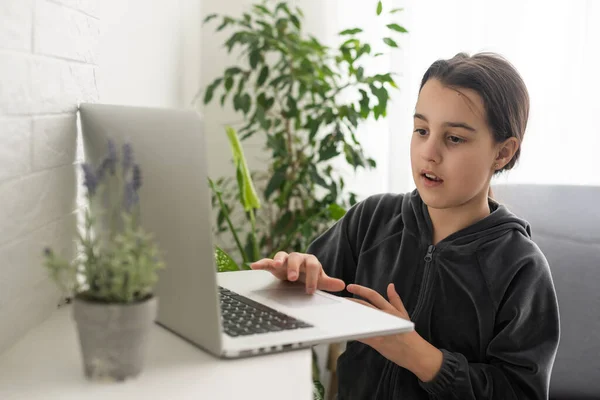 Teenage Girl Sits Front Her Laptop Learning Sign Language Language — Stok fotoğraf