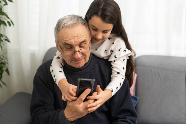 Homem Sênior Anos Mostrando Sua Neta Como Usar Smartphone — Fotografia de Stock