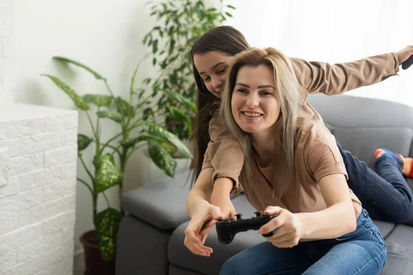 幸福的家庭在一起 妈妈和她的女儿在玩电子游戏 家人放松 — 图库照片