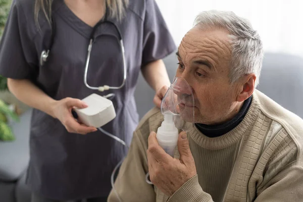 Asthma Copd Atemvernebler Und Maske Vom Arzt Oder Krankenpfleger Verabreicht — Stockfoto